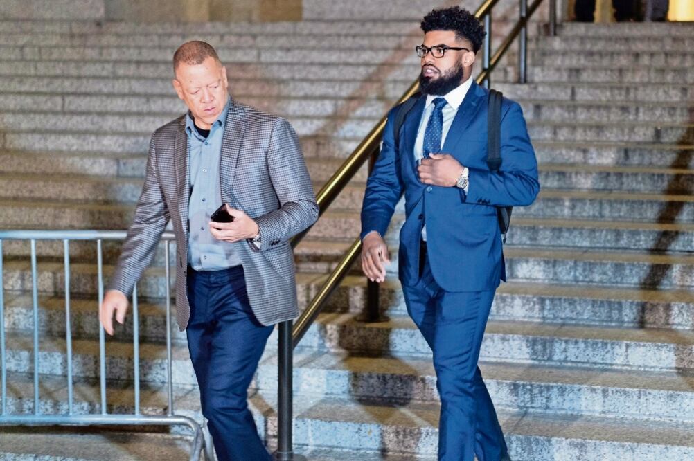 El corredor de Cowboys trata de evitar la penalización (CRAIG RUTTLE. AP)