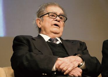 “Miguel León-Portilla aún está grave en el hospital”