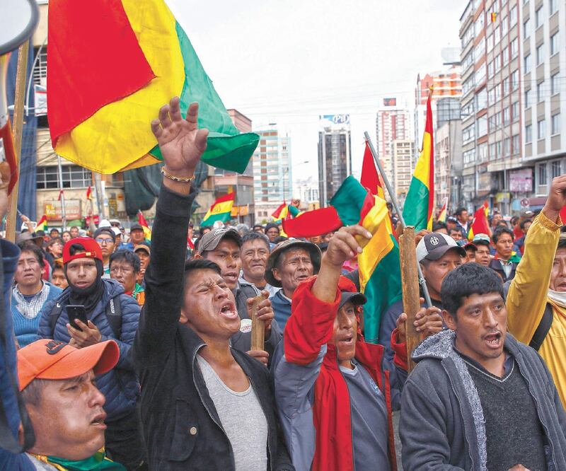 Productores de hoja de coca marchan contra la reelección del presidente Evo Morales, en La Paz, Bolivia, en esta imagen del pasado 29 de octubre. Evo afirmó ayer que no renunciará. Foto/JUAN KARITA. AP