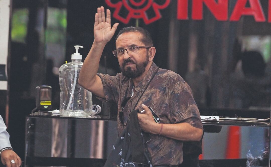 Imagen de Fernando Cortés de Brasdefer, arqueólogo e investigador con 45 años de carrera en el INAH, al salir del citatorio en las oficinas del Instituto, donde afuera lo apoyaban diversos sindicatos. Foto: de Francisco Rodríguez. el universal