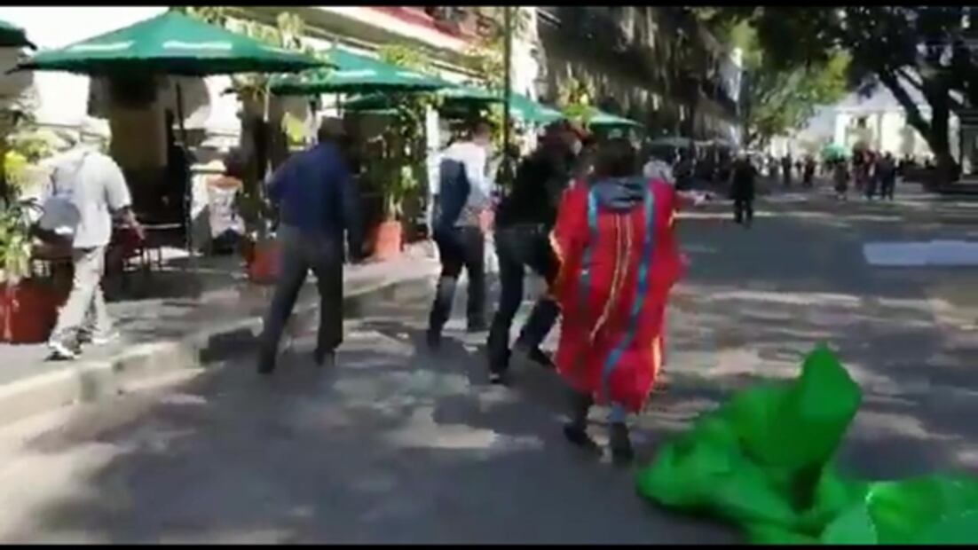 Policías se enfrentan contra mujeres triquis tras desalojo en zócalo de Oaxaca
