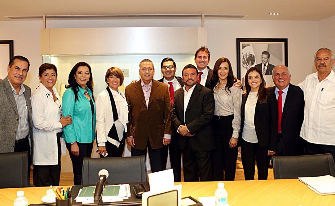 El dirigente priísta con diputados electos de su partido en Guanajuato,/Especial