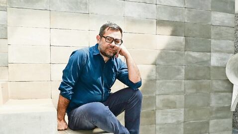 ¿Quién es Pedro Reyes, el artista que creará la escultura de una indígena en lugar del Colón, en Reforma?