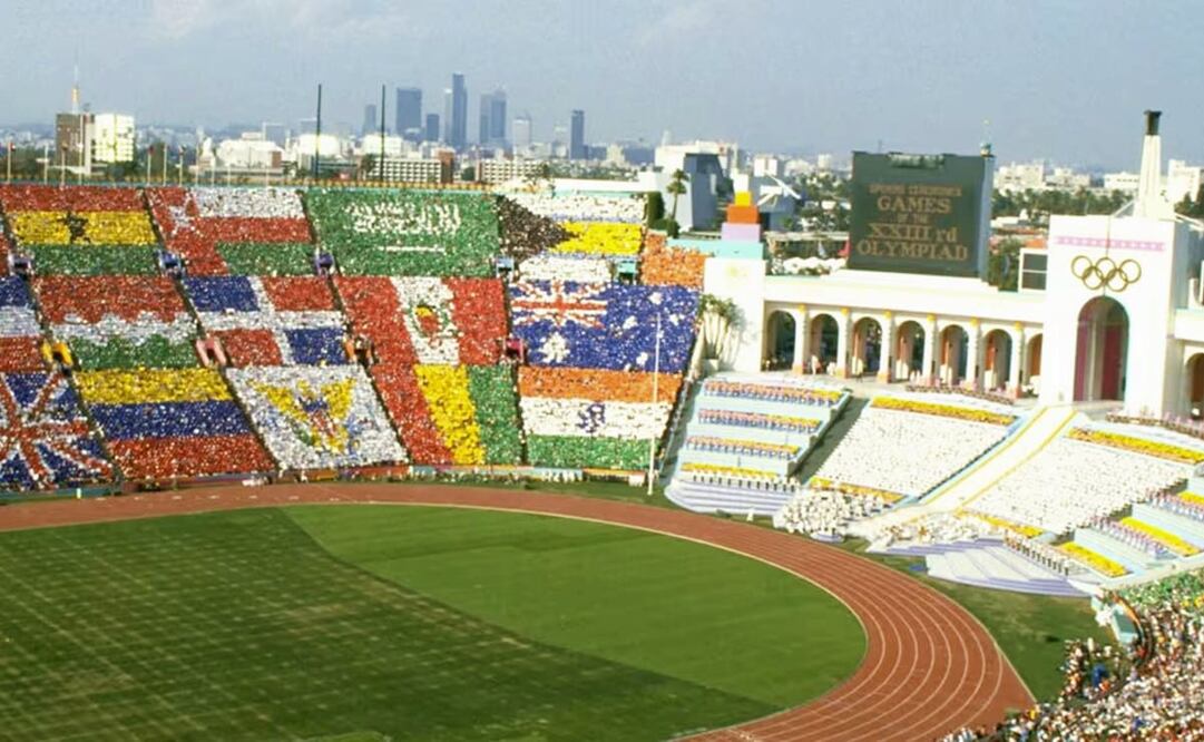 Inauguración de la XXIII Olimpiada en Los Ángeles. A diferencia de otras ediciones, el comité estadounidense no construyó recintos nuevos para los Juegos Olímpicos, sólo remodeló sus sedes, lo que se tradujo en rentabilidad. Foto: ESPECIAL/Sitio París 2024.