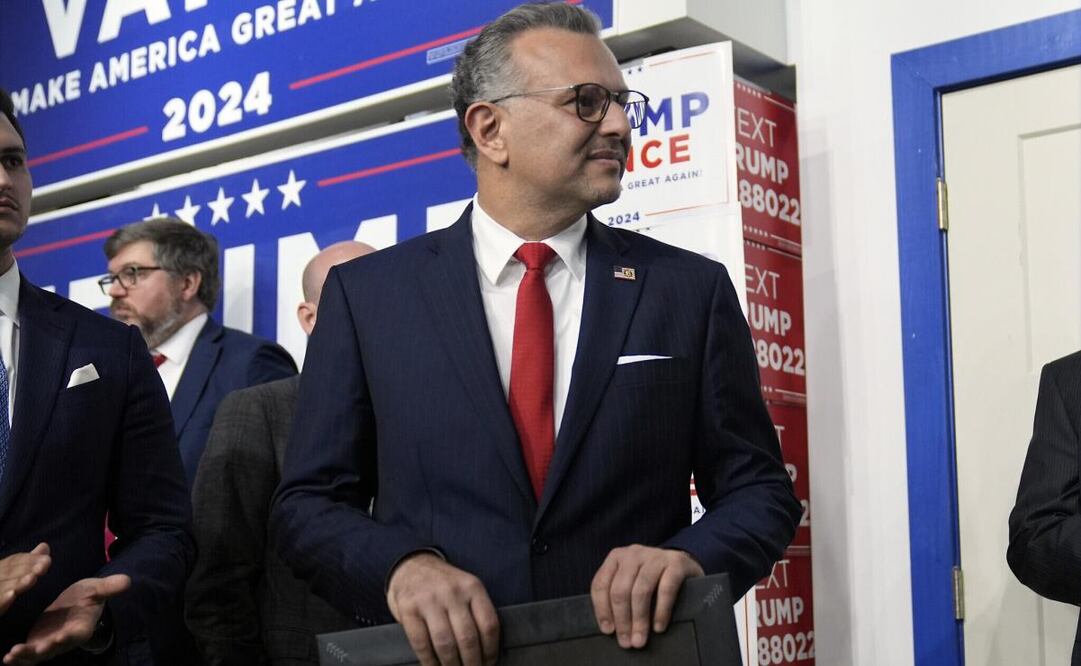 Massad Boulos escucha mientras el expresidente Donald Trump, candidato presidencial republicano, habla en una oficina de campaña, el viernes 18 de octubre de 2024, en Hamtramck, Michigan. Foto: AP