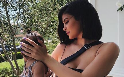 Kylie Jenner causa polémica en redes sociales por ponerle aretes a Stormi