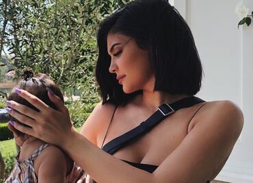 Kylie Jenner causa polémica en redes sociales por ponerle aretes a Stormi