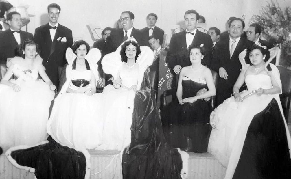 Coronación Lucía Ocaranza, 1952. Según comentó Alma Tamés, cada reina compró sus vestidos de gala; sobre el cetro, algunas recibieron una réplica miniatura de un piolet, hecho con hachuela de hierro y mango de madera. Foto: ESPECIAL/Cortesía Enrique Chávez Poupard.