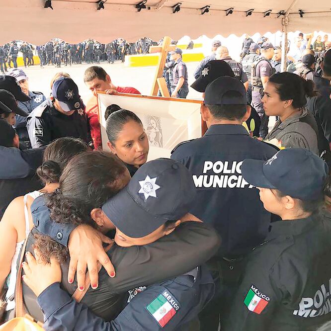 Funcionarios, compañeros y familiares homenajearon ayer a los cuatro policías asesinados por miembros del CJNG. CHARBELL LUCIO. EL UNIVERSAL