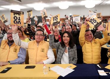 Perredistas arremeten contra ex comisionado para la reconstrucción