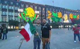 Familias disfrutan alumbrado patrio en el Zócalo; figuras de la Independencia atraen a visitantes
