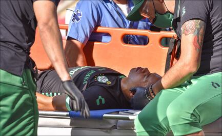 Balonazo noquea a jugador de Santos en el partido ante Chivas