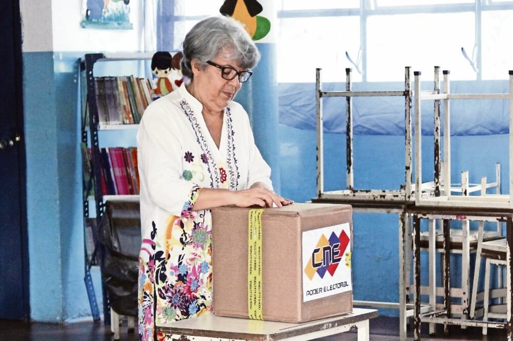 Votación. Los venezolanos eligieron ayer a 335 alcaldes para un período de cuatro años entre mil 568 candidatos. (CARLOS EDUARDO RAMÍREZ. REUTERS)