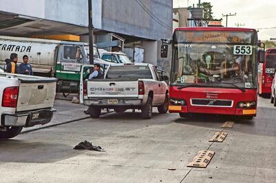 Vehículos oficiales invaden carriles del Metrobús 