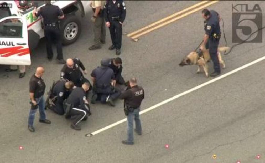 Video. Tras persecución, detienen a pareja que robó camioneta en California