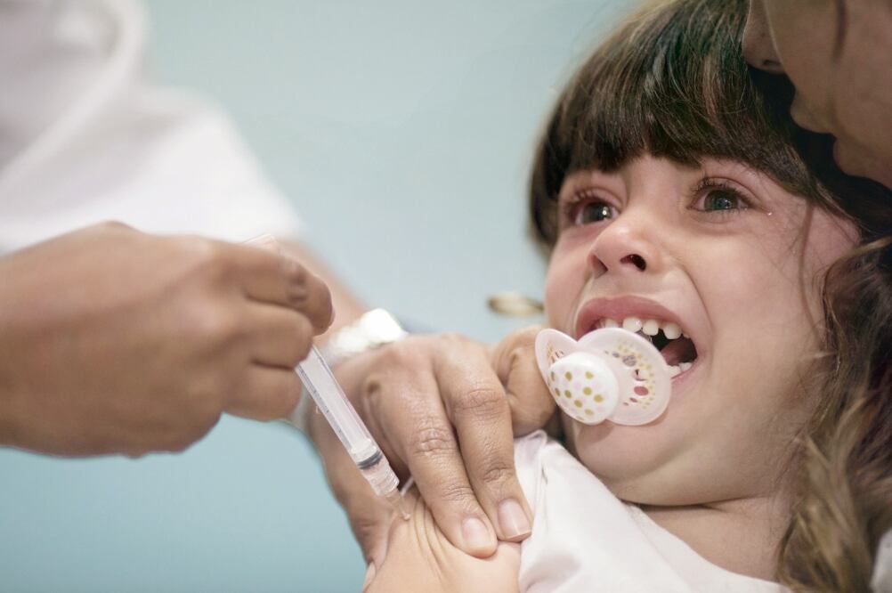 Una niña recibe una vacuna contra el sarampión en Río de Janeiro, Brasil. Foto: AP