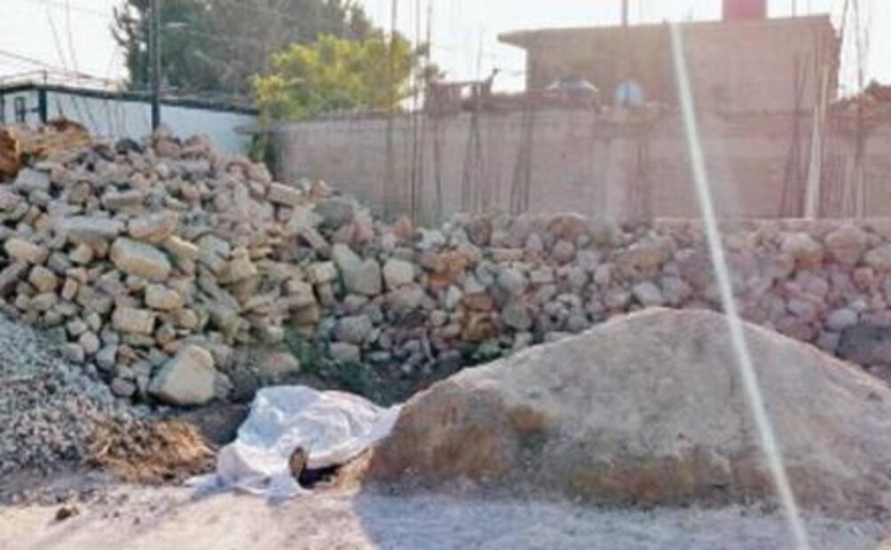 Hallan cadáver de mujer en terreno baldío de Valle de Chalco