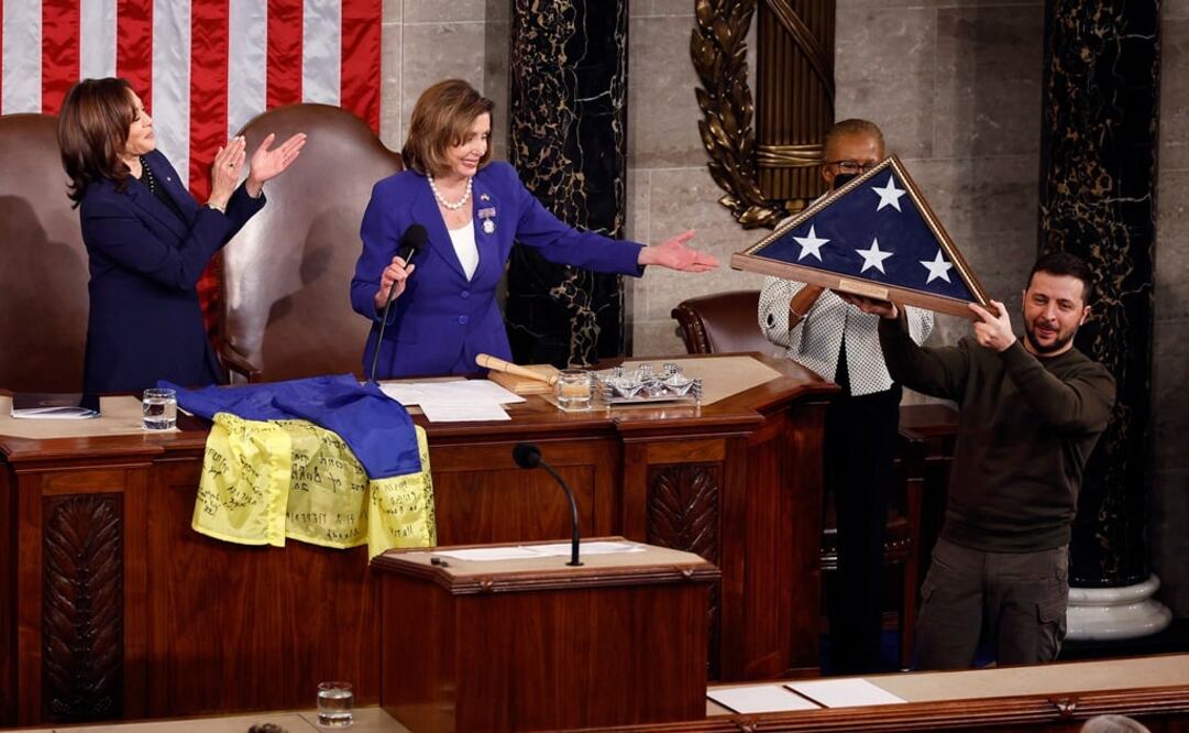 El presidente de Ucrania, Volodimir Zelensky, sostiene una bandera estadounidense que le regaló Nancy Pelosi. Foto: AFP