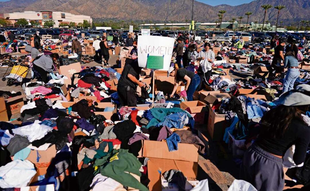 Ropa y artículos se colocaron ayer en un centro de ayuda para personas afectadas por los incendios forestales en el parque Santa Anita, en Arcadia, California. Foto: Carolyn Kaster / AP