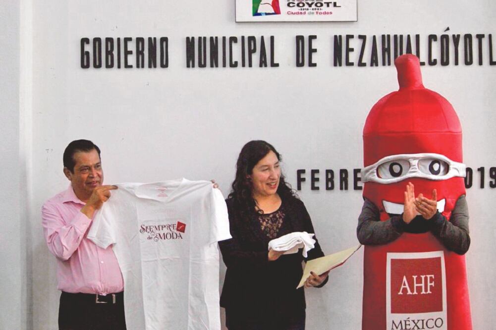 El alcalde Juan Hugo de la Rosa y la representante de AHF México trabajan juntos para prevenir y evitar la propagación de VIH-Sida. (ESPECIAL)