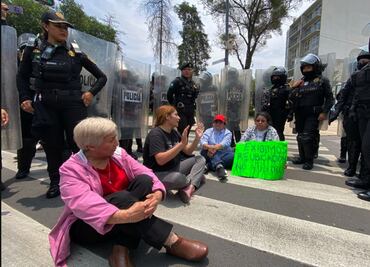 Policías retiran bloqueo de vecinos que se oponen al sitio de libre consumo de marihuana en la glorieta Simón Bolívar