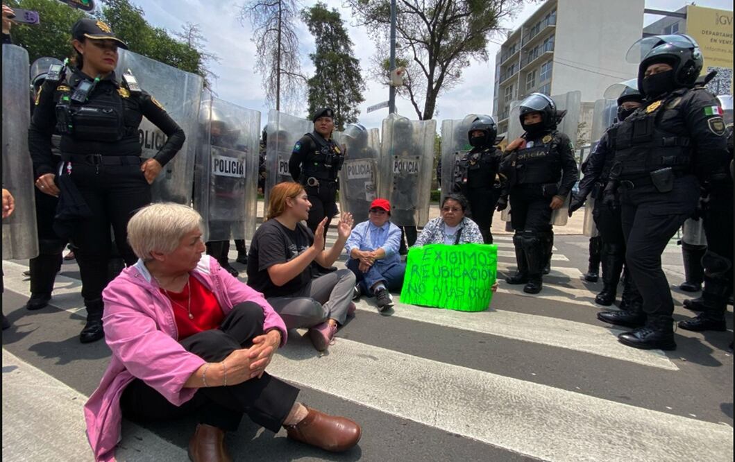 Vecinos de la colonia Guerrero mantenían un bloqueo en Paseo de la Reforma y la calle Violeta. Foto: Juan Carlos Williams/EL UNIVERSAL