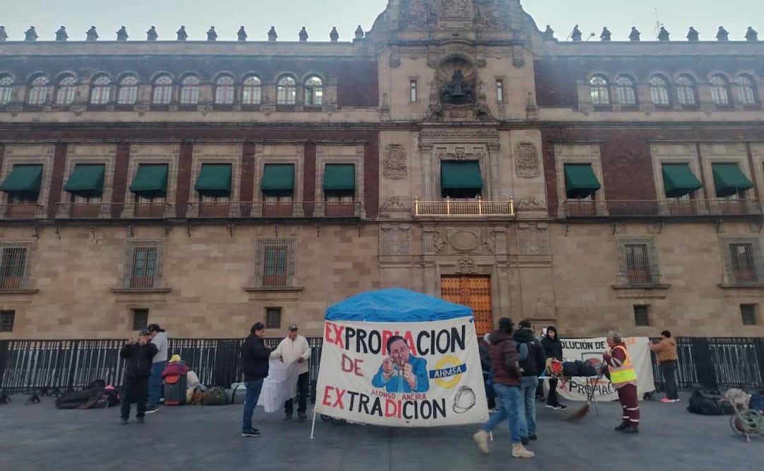 Extrabajadores de AHMSA instalan plantón indefinido en el Zócalo. Foto: Eduardo Dina / EL UNIVERSAL