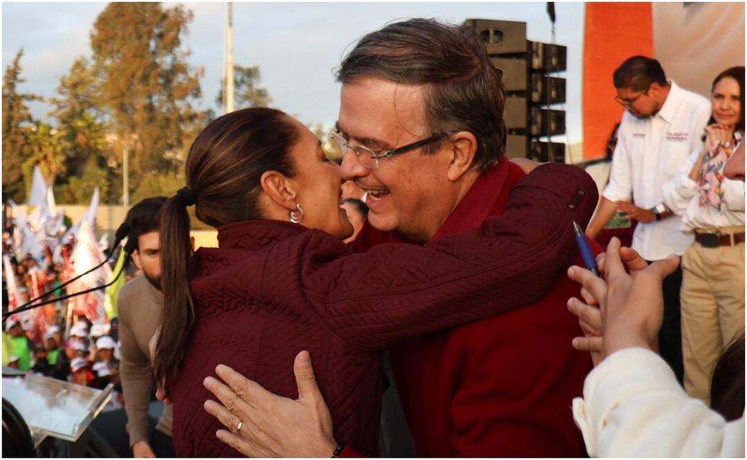 Claudia Sheinbaum y Marcelo Ebrard se abrazan tras mitin en Tijuana. Foto: Diego Simón/EL UNIVERSAL