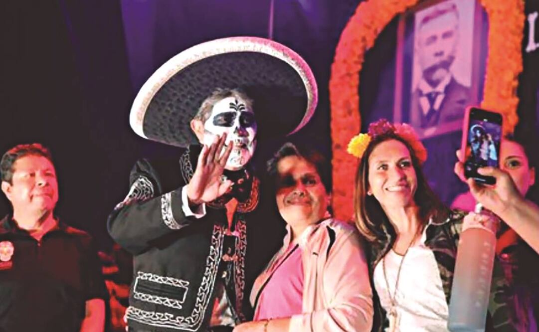 Ataviado y maquillado de Catrín, Ricardo Monreal inauguró la ofrenda a los muertos en las escalinatas del Senado de la República, donde invitó al público en general a visitarla. Foto: Tomada de Twitter.