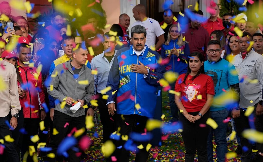 Nicolás Maduro, en el centro, asiste a un evento por el Día de la Juventud en el Palacio Presidencial de Miraflores, en Caracas. Foto: AP