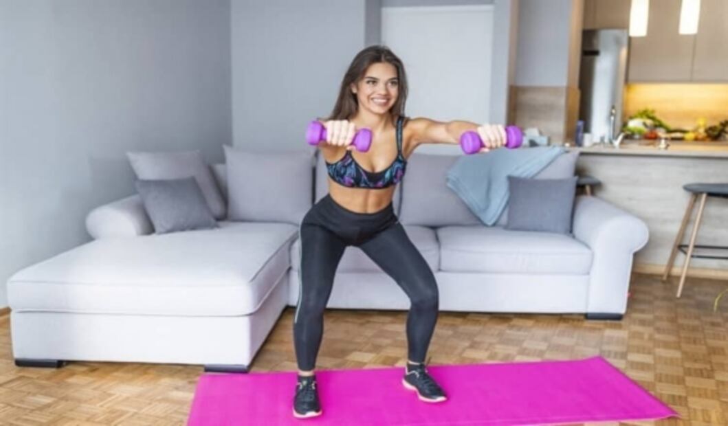 Dile adiós a los rollitos de tu espalda con esta rutina