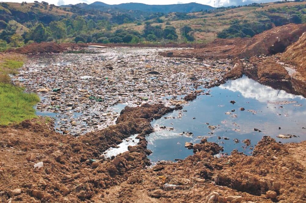 En el caso del relleno sanitario de Tepatlaxco, en Naucalpan, donde todos los días llegan toneladas de basura de la Ciudad de México, los vecinos acusan que en la época de lluvia los lixiviados se derraman. Foto/ESPECIAL
