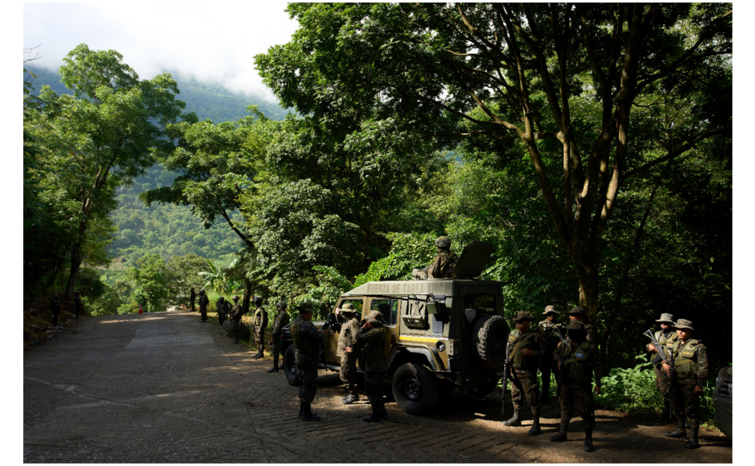 Soldados montan guardia durante una operación contra presuntos narcotraficantes en La Mesilla, Guatemala, en la frontera con México, el miércoles 30 de julio de 2025. (Foto AP/Moisés Castillo)