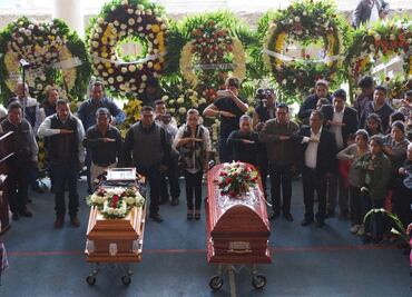 Realizan homenaje luctuoso a autoridades asesinadas de Tlaxiaco