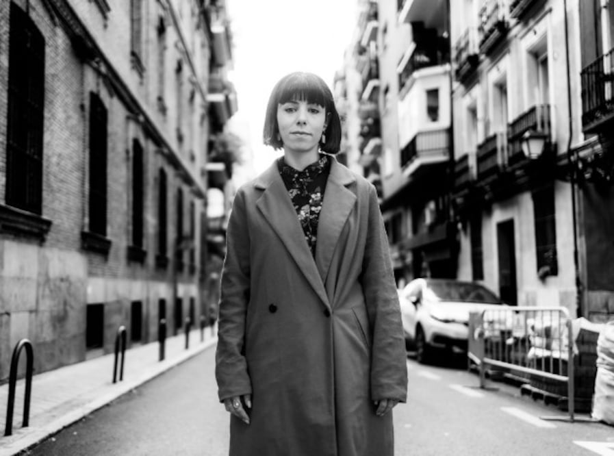 Sara Barquinero se ha consolidado como una importante voz joven que revalora la novela extensiva ante la era de lo fragmentario. Crédito: Jeosm / Zendalibros