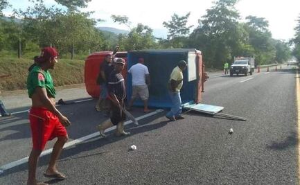 Vuelca camioneta que transportaba migrantes chinos en Chiapas; hay 14 heridos