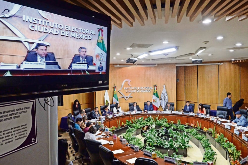 Proselitismo. Colocar pendones y mantas en la vía pública se avala en el Código de Instituciones y Procedimientos Electorales local. Foto: ARCHIVO EL UNIVERSAL