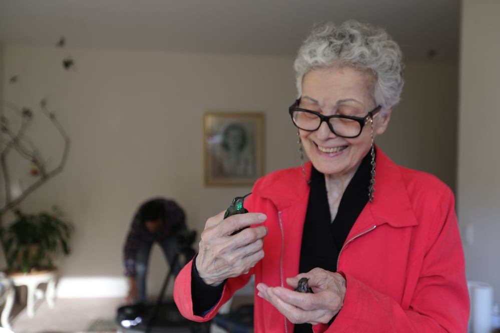 Catia Lattouf tiene 73 años y desde que era niña le enseñaron a amar la naturaleza, especialmente las plantas y animales, entre ellos los colibríes. Foto: Atenea Campuzano / El Universal