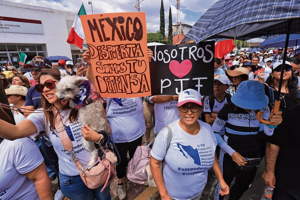 El paro no es una huelga, es una suspensión de actividades y se continúa impartiendo justicia afuera de las oficinas, por lo que los trabajadores dijeron que no cederán. Foto: de Fernanda Rojas. El Universal