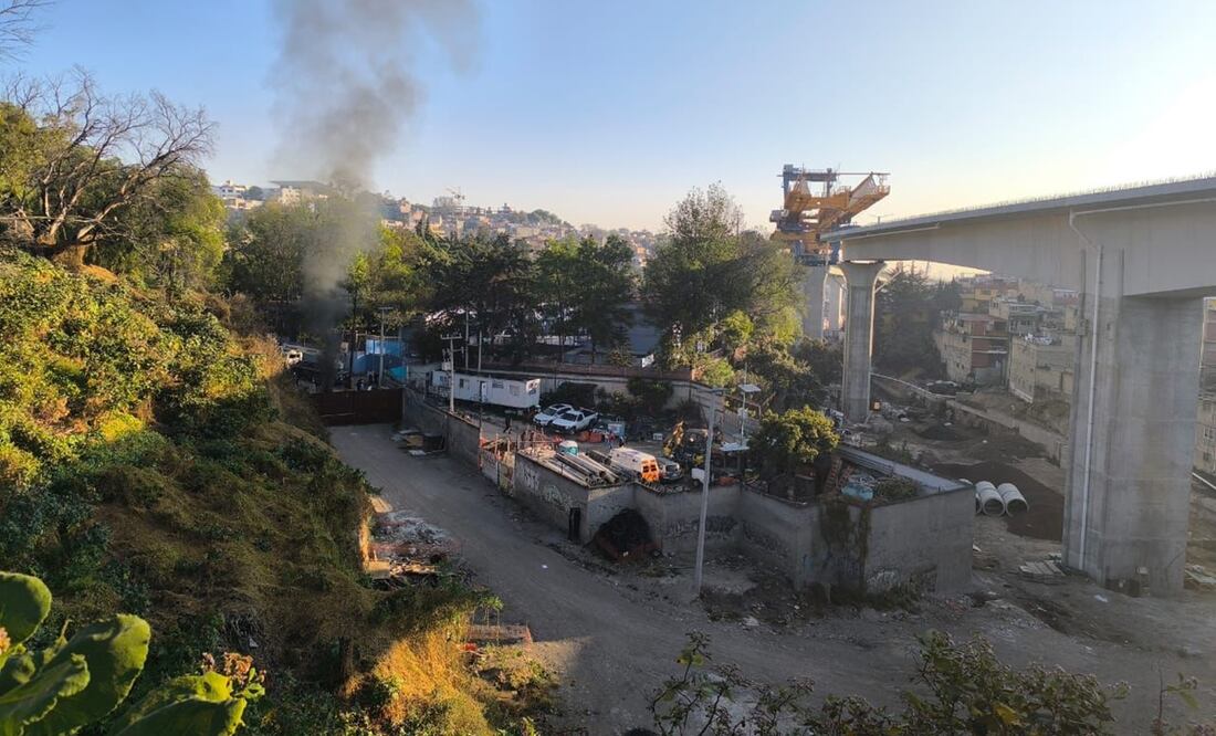 Vecinos de El Capulín en Álvaro Obregón bloquean obra del Tren Interurbano exigiendo solución a daños en viviendas. Foto: Especial