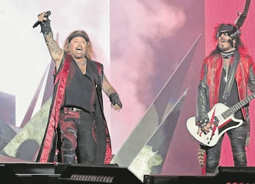 Mötley Crüe se funde con fans mexicanos