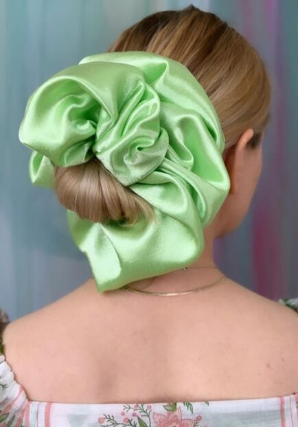 Peinados con scrunchies para disfrutar la primavera 