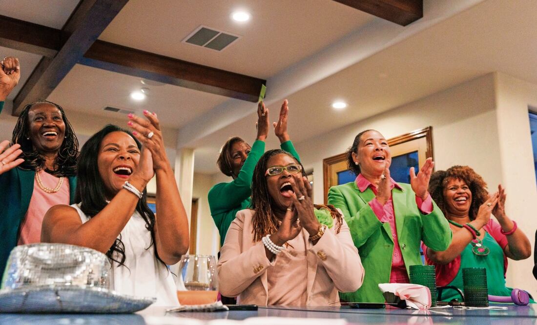 Integrantes del grupo de sororidad Capítulo Rho Delta Omega de Alpha Kappa Alpha, celebran al ver el discurso de la vicepresidenta y candidata demócrata Kamala Harris, en la Convención Nacional Demócrata, en Chicago. Foto: Juliana Yamada / AP