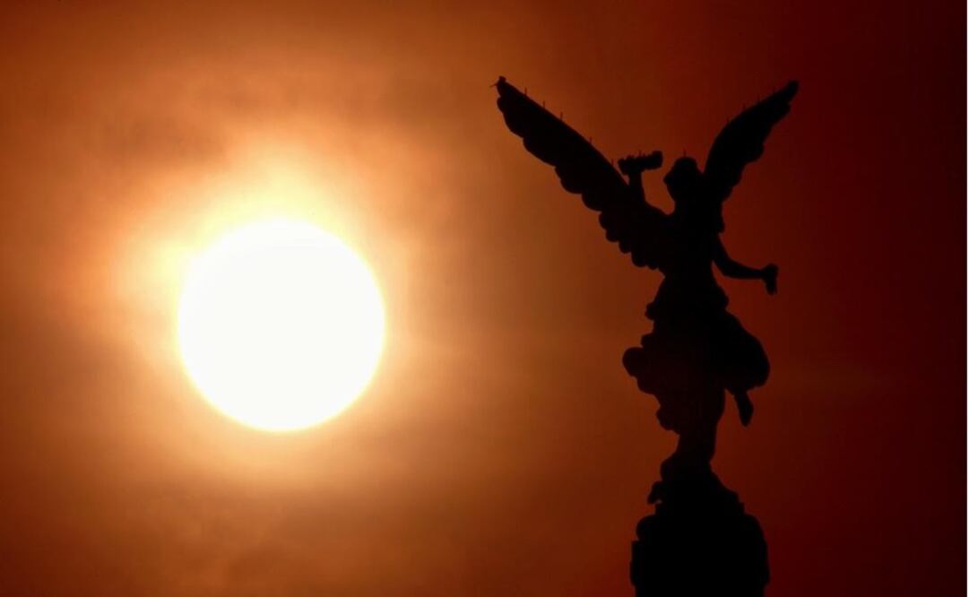 View of The Angel Independence monument as the sun sets over Reforma Avenue in Mexico City – Photo: Daniel Aguilar/Reuters