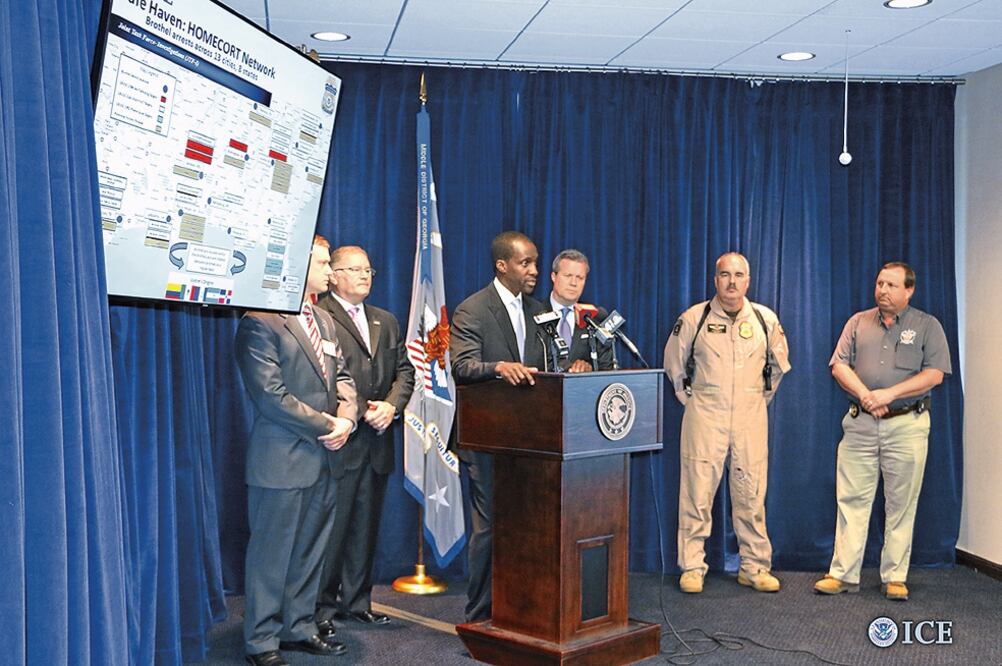 En esta foto difundida por el ICE, el agente Nick Annan anuncia el desmantelamiento de la red de tráfico sexual mediante la operación “Refugio Seguro”, que comenzó en julio de 2014 (ESPECIAL)