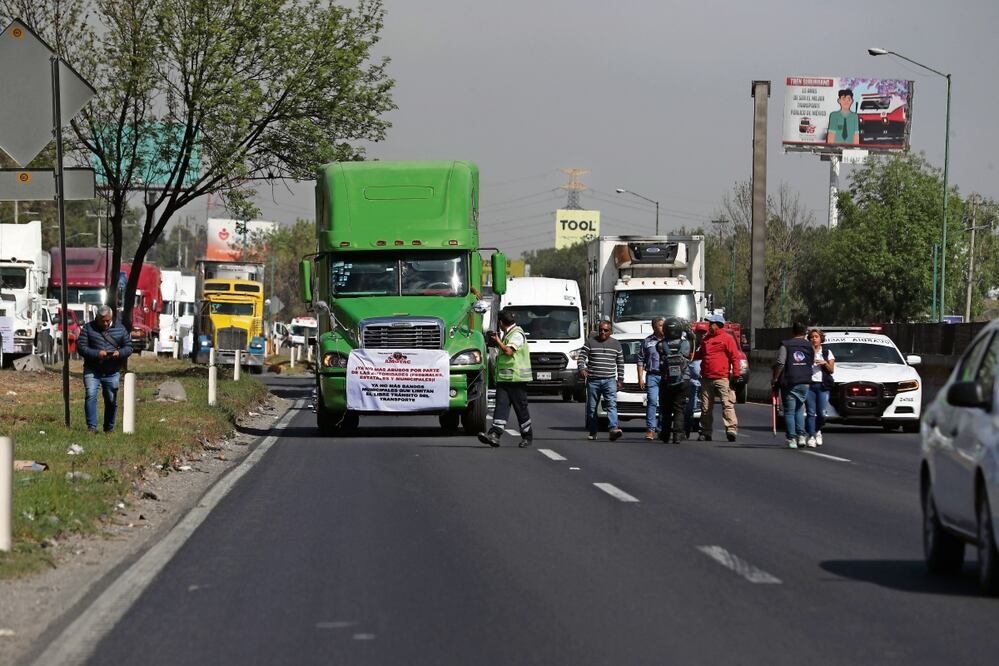 Protestan transportistas para  exigir seguridad. Foto: Especial