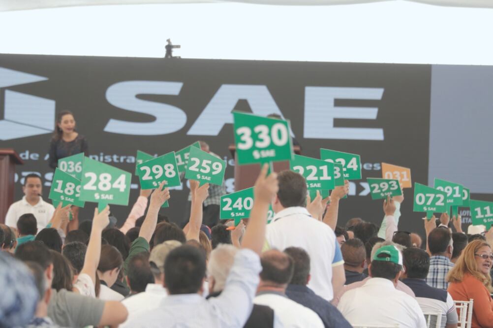 Más de 200 personas provenientes de todo el país acudieron a la subasta en la Base Aérea de Santa Lucía. Foto: LUIS CORTÉS. EL UNIVERSAL