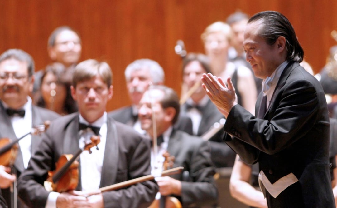 La Orquesta Filarmónica de la Ciudad de México junto a Scott Yoo. Foto: Cortesía Secretaría de Cultura de la CDMX