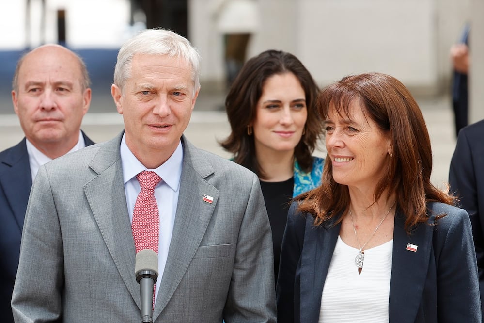 El presidente electo, José Antonio Kast (i), habla junto a su esposa María Pía Adriasola, en el Palacio de la Moneda este lunes, en Santiago (Chile). Kast viajará este martes a Argentina para reunirse con el mandatario argentino, Javier Milei, en el que será su primer viaje internacional tras su contundente triunfo en la segunda vuelta de las elecciones presidenciales de este domingo. FOTO: ELVIS GONZÁLEZ. EFE