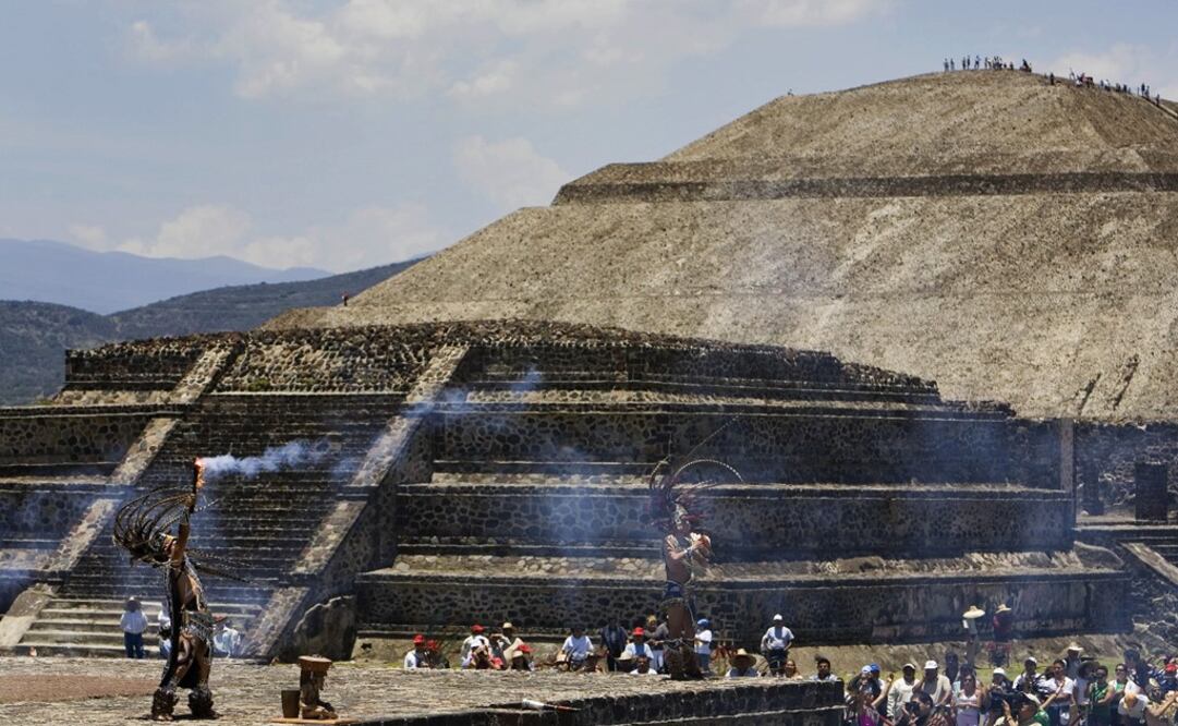 An actor dressed as an Aztec holds the Panamerican Games flame as he is back dropped by the Pyramid of the Sun at the Teotihuacan archeological site in 2007 - Photo: Eduardo Verdugo/AP